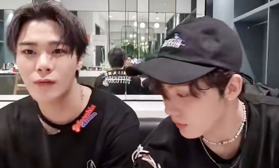 ▲文彬4/8號泰國演出結束後，和成員在直播中向粉絲報平安。（圖／截取自直播畫面）