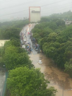 ▲中科聯外道路嚴重淹水，欲上班者卡在路上動彈不得。（圖／林靜儀提供，2023.04.20）