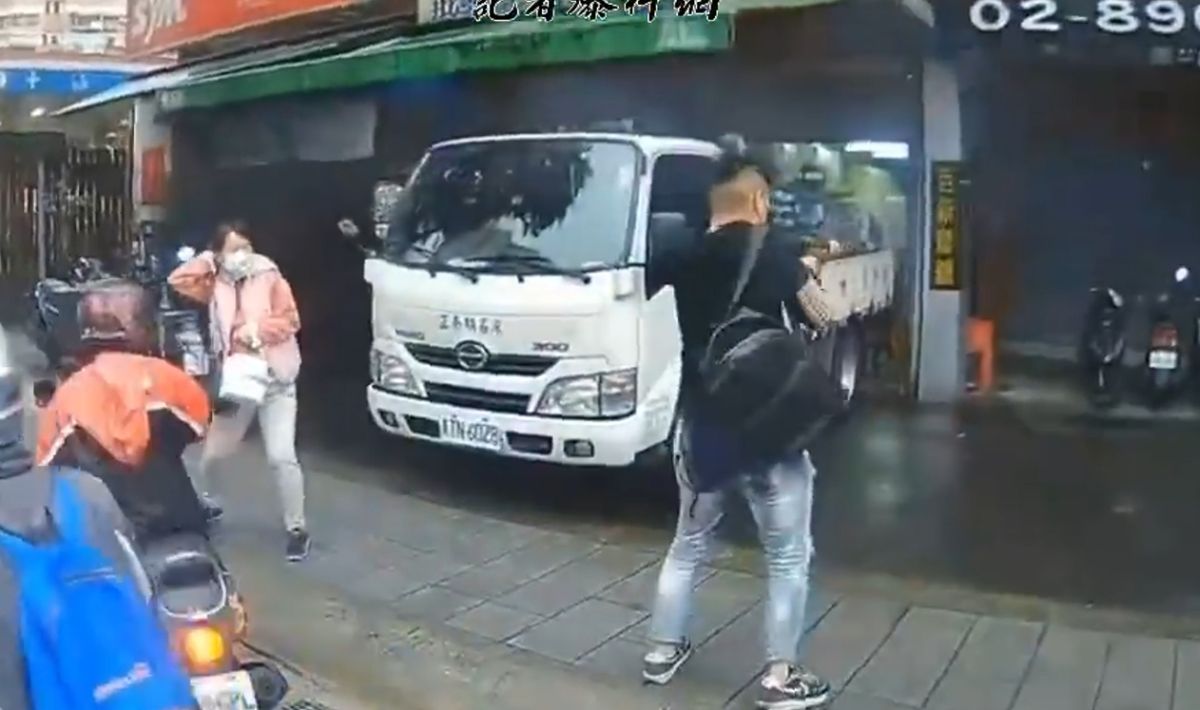 ▲新北市連兩日發生槍擊案，新北一男子持衝鋒槍，對著土城區四川路某當鋪持槍掃射50多槍。（圖／翻攝自記者爆料網）