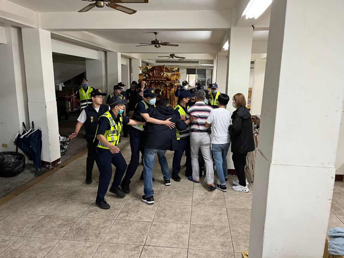 ▲烏日警分局迎來神轎1頂，實境演練模擬搶轎、搶娘傘等暴力衝突(圖／警方提供2023.4.20)