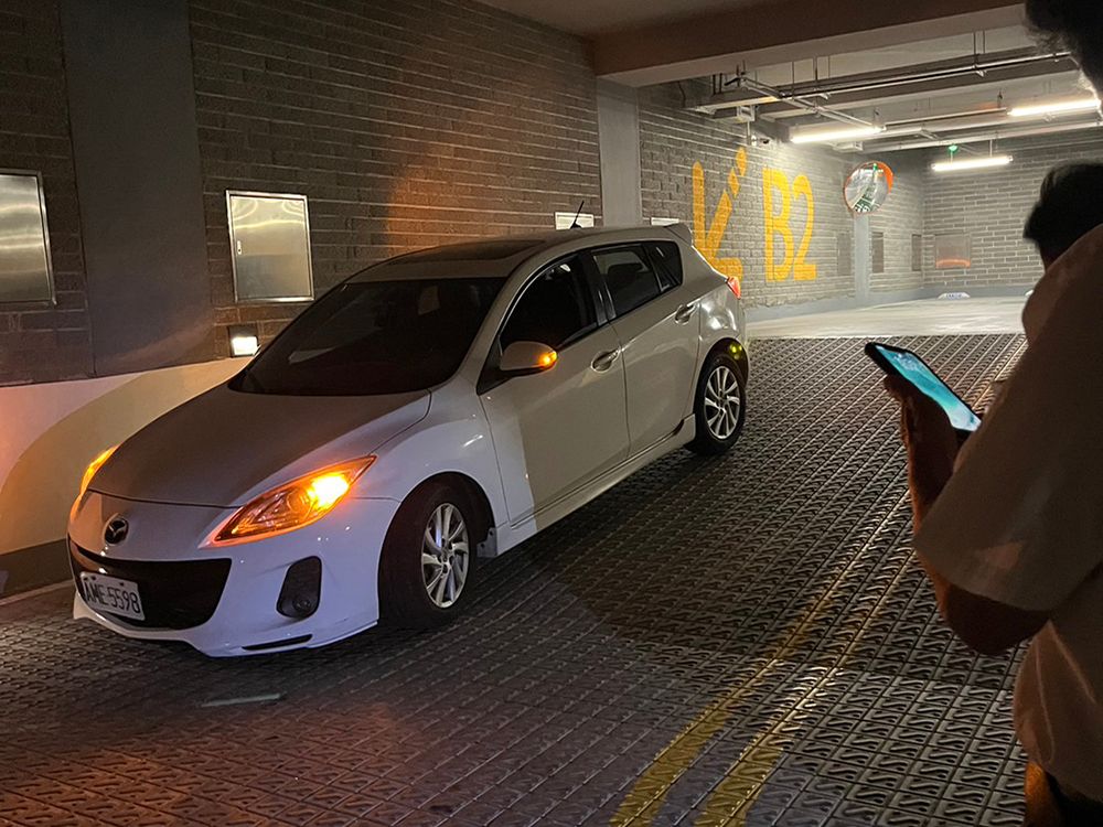 ▲台南水萍塭地下停車場疑發生車輛底盤刮地，市府相關單位到現場會勘，決議將於車道前增設減速告示（圖／台南市工務局提供）