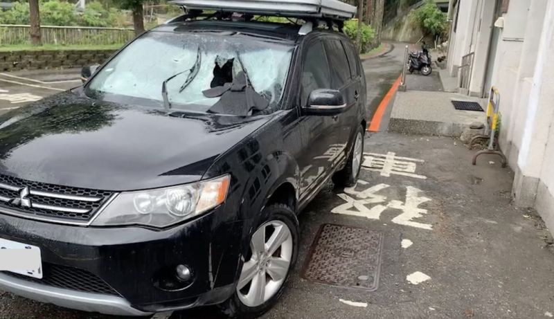 ▲苗栗縣豪雨來勢洶洶，一名男子駕車行經泰安鄉苗62-1線往中興村途中遭落石砸傷人車，男子負傷開往附近泰安鄉衛生所求助，手部傷口幾乎深可見骨，血流如注，初步處理後送醫。（圖／中央社）