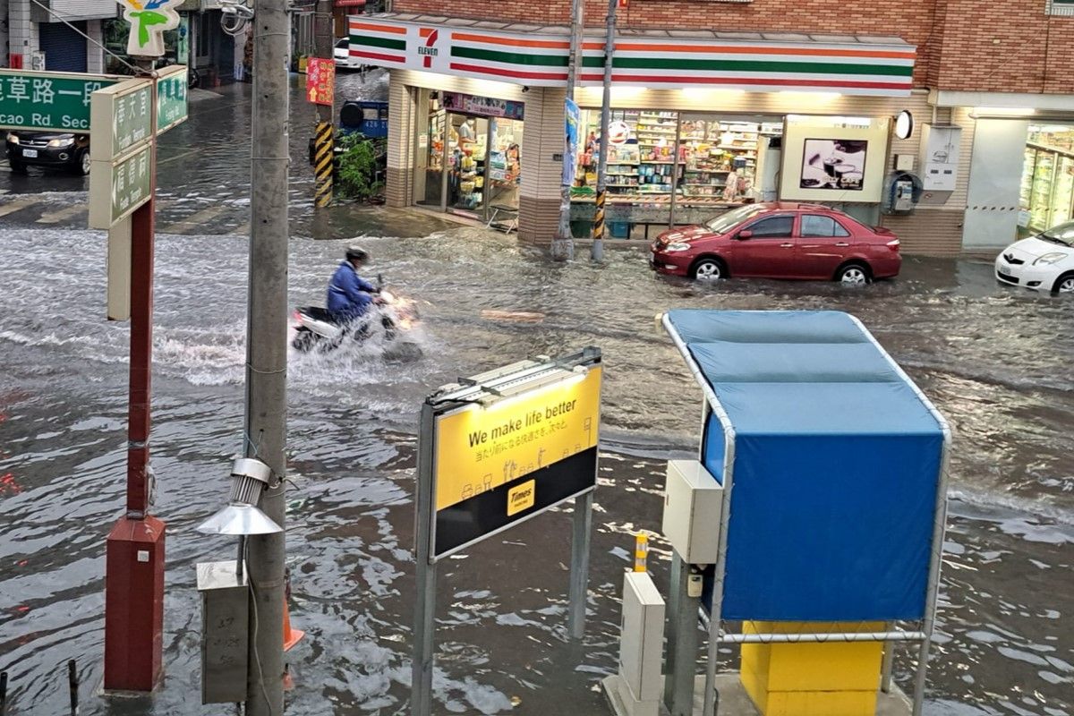 ▲彰化縣今（20）日清晨遭受春雨狂炸，導致嚴重積水。（圖／臉書社團《我愛鹿港小鎮》） 