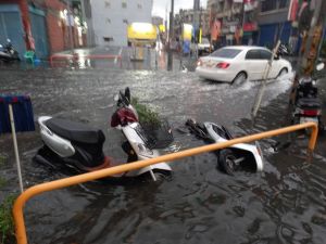 ▲▲▼鹿港老街被春雨狂炸，路上全是積水。（圖／臉書社團《我愛鹿港小鎮》）