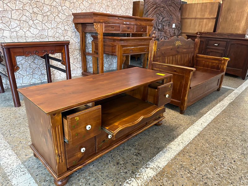 ▲藏金閣的松木系列家具，是本次拍賣的焦點商品（圖／台南市環保局提供）