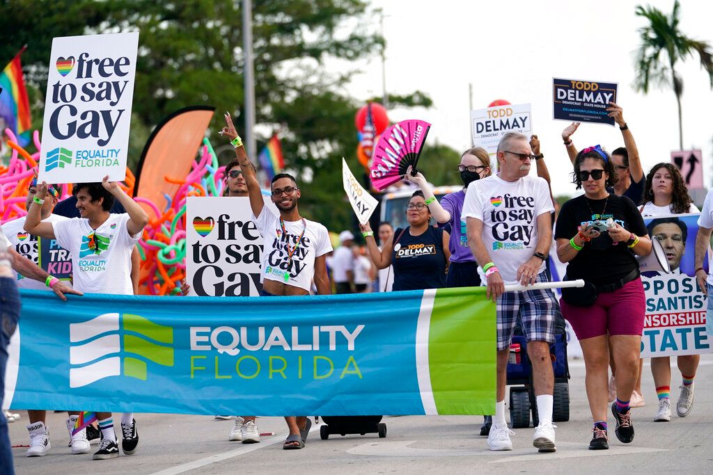 ▲美國佛羅里達州的「不准說同志」法案適用範圍持續擴大，公立學校從幼兒園到12年級都禁止討論性別話題。圖為群眾上街抗議「不准說同志」法案的資料照片。（圖／美聯社／達志影像）