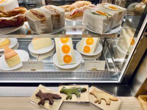 ▲Café Kitsuné特別設計小狐狸Logo餅乾（右下）、柑橘三明治（右中）、水波蛋吐司（右上）等台北限定餐點。（圖／記者蕭涵云攝）