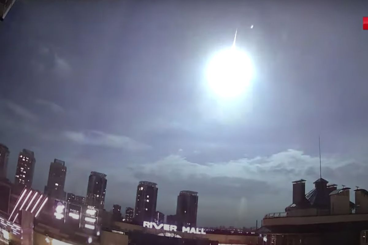 ▲一道神秘明亮閃光昨天晚間劃破烏克蘭首都基輔上空，民眾議論紛紛。（圖／翻攝自SkyNews的YouTube頻道）