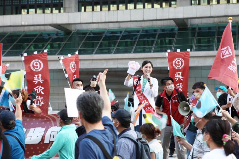 ▲吳欣岱外型亮眼且論述精準,在去年議員選舉中,最終斬獲1萬多票,以1千餘票差距惜敗。(圖/翻攝自吳欣岱臉書)
