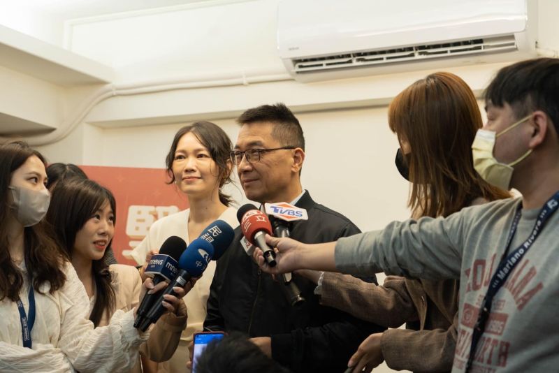 ▲吳欣岱位於內湖服務處本月初開張,包括陳時中、徐國勇與姚文智等綠營人士皆到場給予祝福,引發外界熱議。(圖/翻攝自吳欣岱臉書)