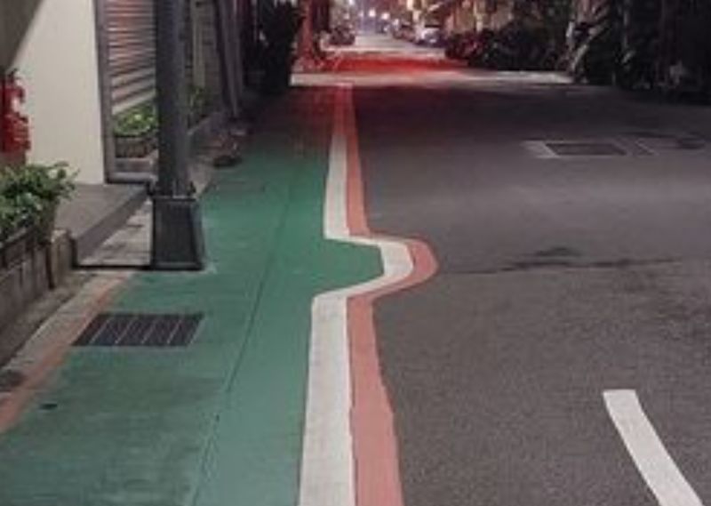 ▲網友分享自己在路上看到人行道標線設計有些奇怪，引起熱議。（圖/路上觀察學院）