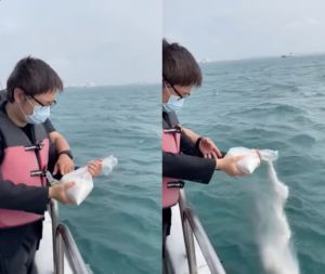▲李坤城兒子將李坤城骨灰撒向大海,海葬畫面曝光。(圖/翻攝自李坤城臉書) ▲李坤城兒子將李坤城骨灰撒向大海,海葬畫面曝光。(圖/翻攝自李坤城臉書)
