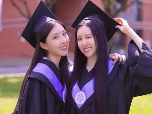 「台灣最美雙胞胎」Sandy&Mandy清大畢業　超美學士照公開
