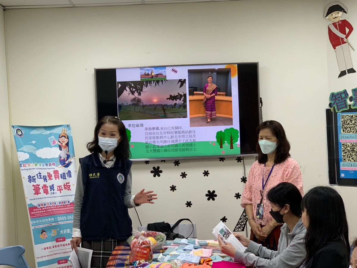 ▲基隆站主任介紹多元文化講師李拉雀薇。（圖／移民署提供）
