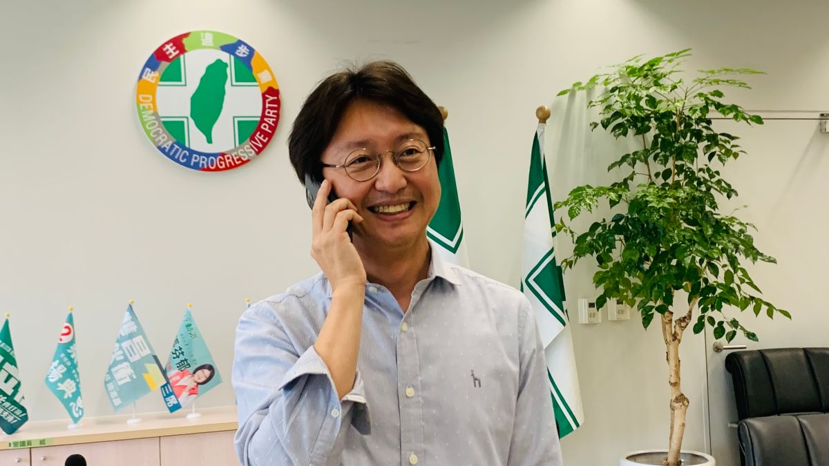 ▲江肇國黨內初選勝出後，忙著接恭喜電話。（圖／記者顏幸如攝，2023.04.21）