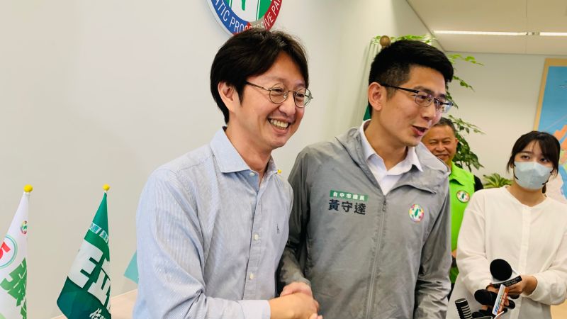 ▲黃守達第一時間親自恭喜江肇國。(圖/記者顏幸如攝,2023.04.21)