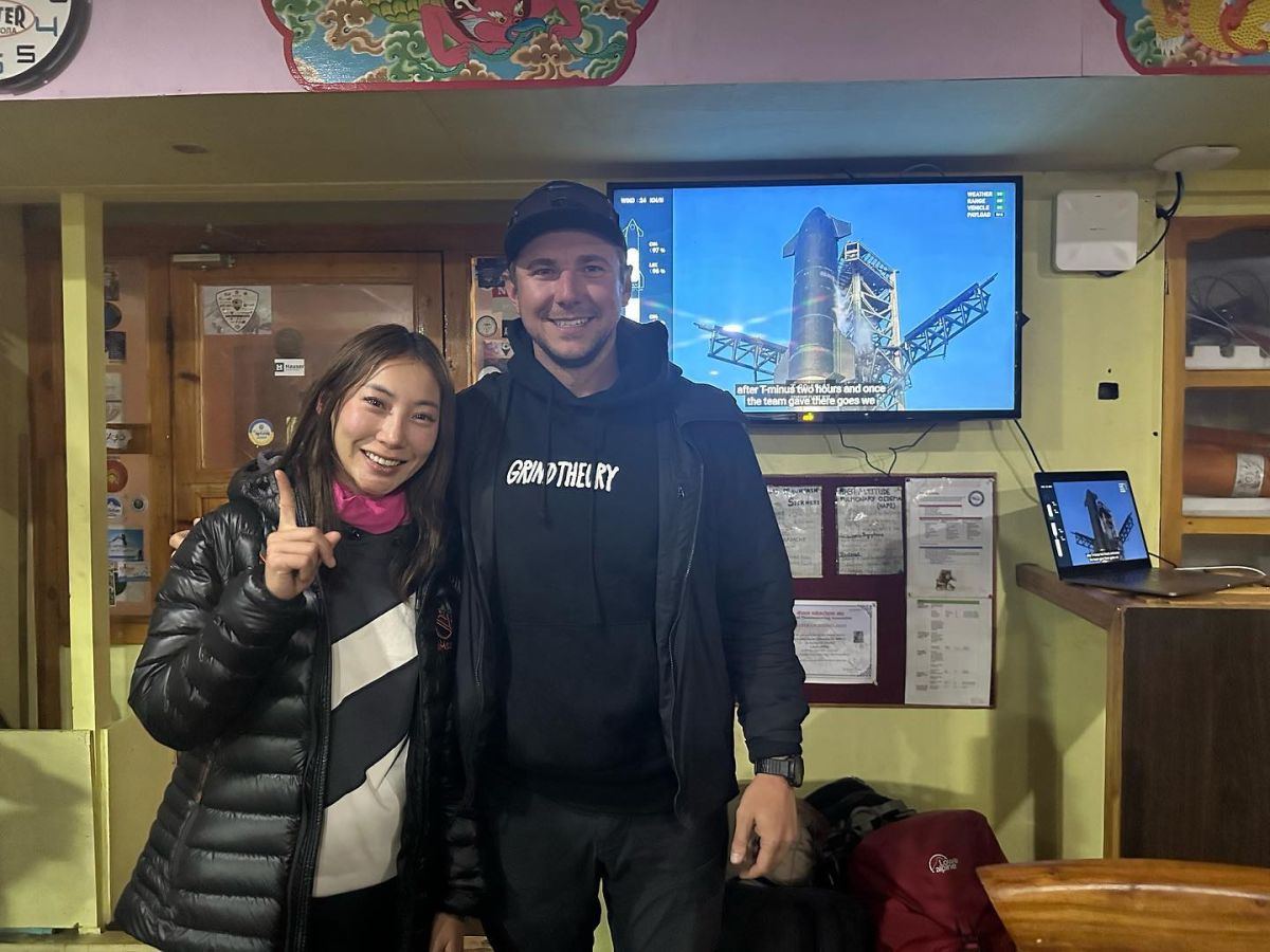 ▲「登山女神」曾格爾昨（20）在尼泊爾海拔5000公尺營地，和SpaceX員工一同觀看星艦發射直播。（圖／翻攝曾格爾臉書）