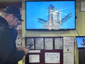 ▲曾格爾昨分享在尼泊爾高山，和SpaceX員工一同觀看星艦發射直播。（圖／翻攝曾格爾臉書）