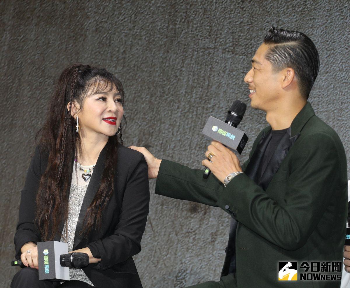 ▲王彩樺（左）患更年期憂鬱，右為AKIRA。（圖／記者陳明中攝）