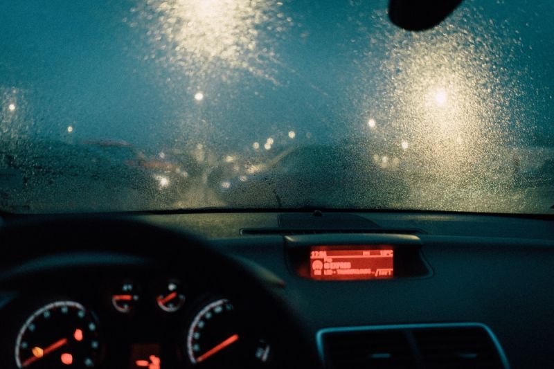 ▲原PO在爆雨中上高速公路，行車過程中非常害怕。（示意圖／Pexels）