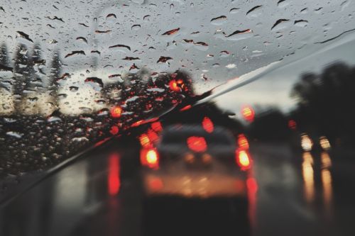 大雨開車、爆雨、雨、開車、drive in heavy rain。 ▲(示意圖/Pexels)