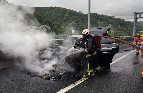 ▲今（21）日下午2點多，國道1號五股楊梅高架道路南向38公里處林口路段，發生火燒車事故。（圖／翻攝畫面）