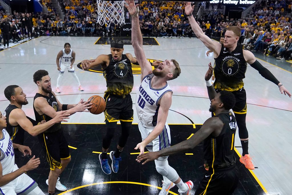 ▲金州勇士靠著協防封鎖禁區，拿下一場防守式的勝利，季後賽首輪勝場開張。（圖／美聯社／達志影像）