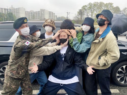 ▲BTS（防彈少年團）成員j-hope（中）於4月入伍。（圖／翻攝BTS Twitter）