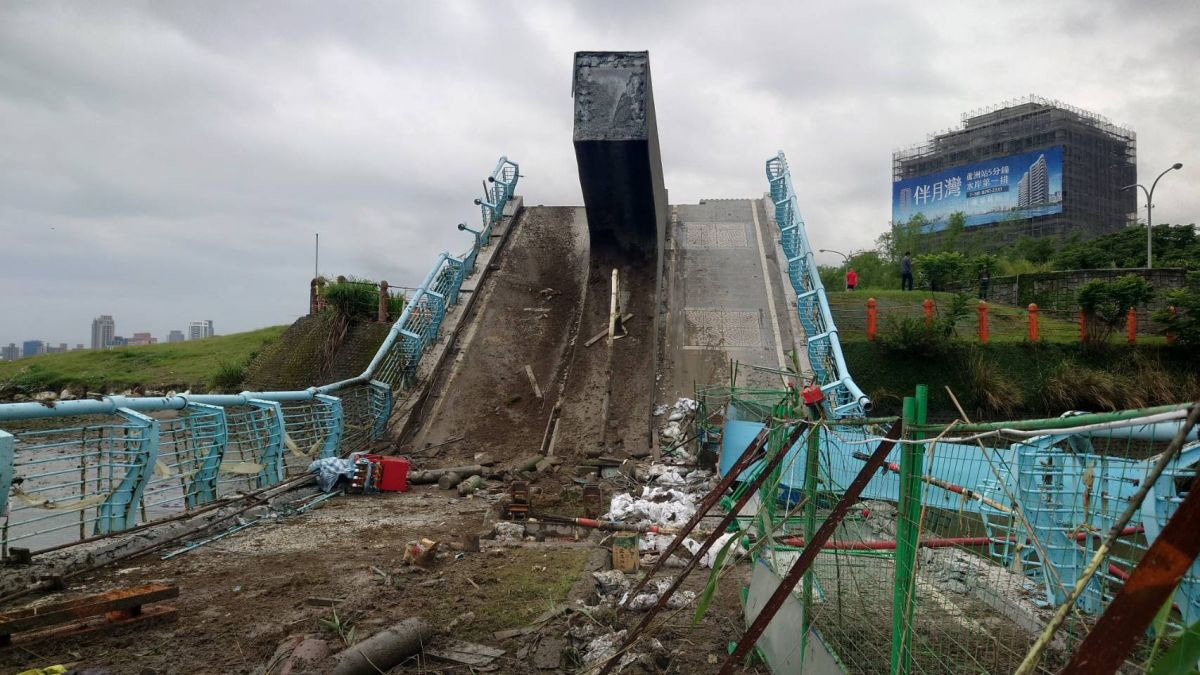 ▲新北市有4名工人，在五股區成泰路四段22巷弄旁的觀音坑溪橋施工時，橋墩不明原因發生斷裂，導致4工人受傷，還有工人一度受困。（圖／翻攝畫面）