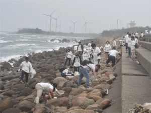▲雲豹能源全體員工一同幫助海岸線恢復整潔樣貌。（圖／雲豹能源提供）
