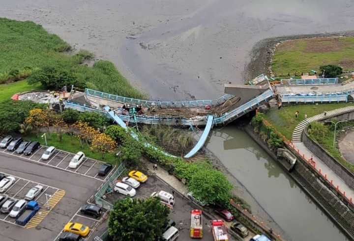 ▲五股「觀音坑溪橋」橋梁吊索抽換作業，發生橋樑斷裂，造成3名工人受傷意外。（圖 ／翻攝新北市議員戴瑋姍臉書）