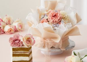 ▲台南遠東飯店推出「花漾」蛋糕，外層的花束包材之外，裡頭的細緻花朵與底座都是可以食用的。（圖／台南遠東提供）