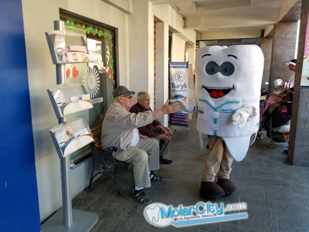 ▲墨西哥小鎮洛斯阿勒戈多涅斯被稱為「臼齒城」，鎮上4條主要街道就有約600名牙醫。右為該城鎮吉祥物。（圖／取自臼齒城網頁molarcity.com）