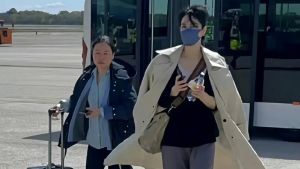 53歲王菲又懷孕了？機場被直擊「肚子隆起」　無修圖畫面瘋傳
