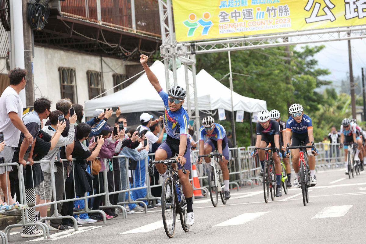 ▲新竹縣新豐國中彭成愷率先衝出終點。(圖/新竹縣政府)