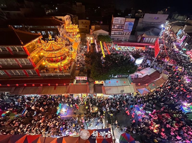 ▲大甲鎮瀾宮週邊空拍畫面，人潮洶湧不夜。（圖／翻攝大甲鎮瀾宮臉書，2023.04.21）