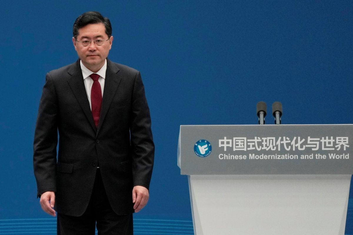 ▲中國外交部長秦剛21日出席「中國式現代化與世界」藍廳論壇，再度發表與台灣有關的言論。（圖／美聯社／達志影像）