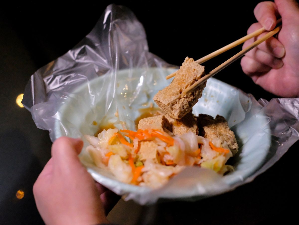 ▲神之臭豆腐氣味濃厚，外皮酥鬆偏堅硬、內層卻柔軟，吸引賈永婕不顧深夜前來買單。（圖／記者葉盛耀攝）