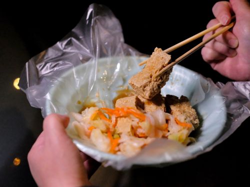 ▲神之臭豆腐的招牌炸臭豆腐氣味濃厚，外皮酥鬆偏堅硬、內層卻柔軟，吸引賈永婕不顧深夜前來買單。（圖／葉盛耀攝）