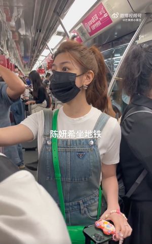 ▲網友巧遇陳妍希搭地鐵，她出眾外貌被行注目禮。（圖／翻攝自微博）