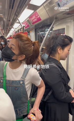▲▼網友巧遇陳妍希搭地鐵，她出眾外貌被行注目禮。（圖／翻攝自微博）