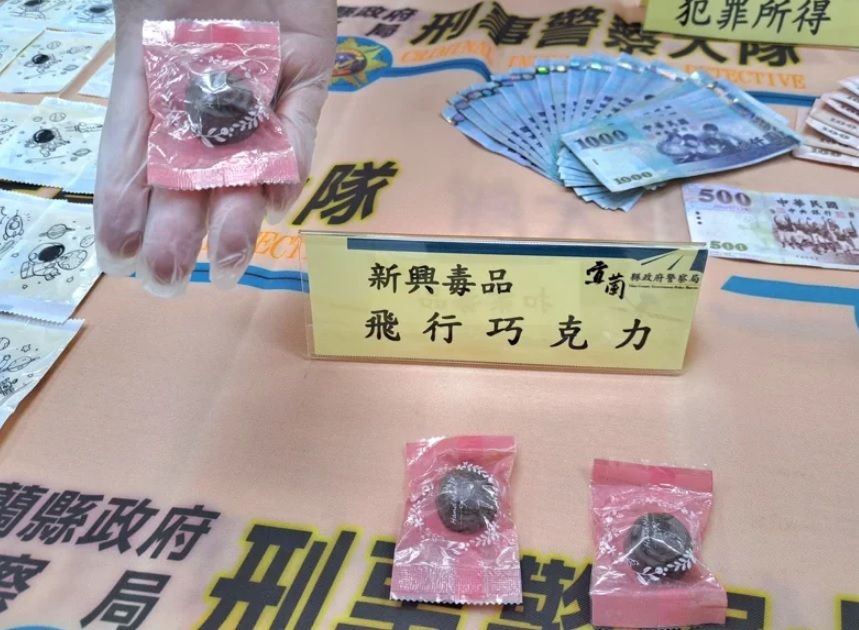 ▲宜蘭縣警局查緝毒品，掃蕩轄區內幫派據點，意外查獲新興毒品「飛行者巧克力」（圖／翻攝畫面）  