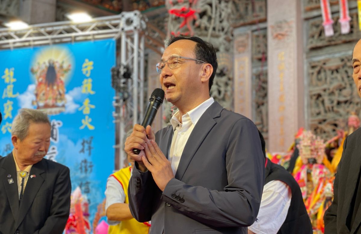 ▲朱立倫上午至桃園市懷德風箏緣地育幼院參加祈福法會，隨後出席竹圍輔信王公來台170年暨1411年聖誕祝壽慶典。（圖／國民黨提供）