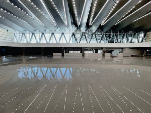 ▲「Aurora Ice Rink 極光冰場」以極光為主軸，打造出夢幻的滑冰運動空間。（圖／截取自《極光冰場》臉書）