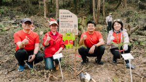 ▲三發地產董事長鍾鼎晟(右二)親自率領高階主管團隊參與植苗活動。（圖／記者陳美嘉翻攝）