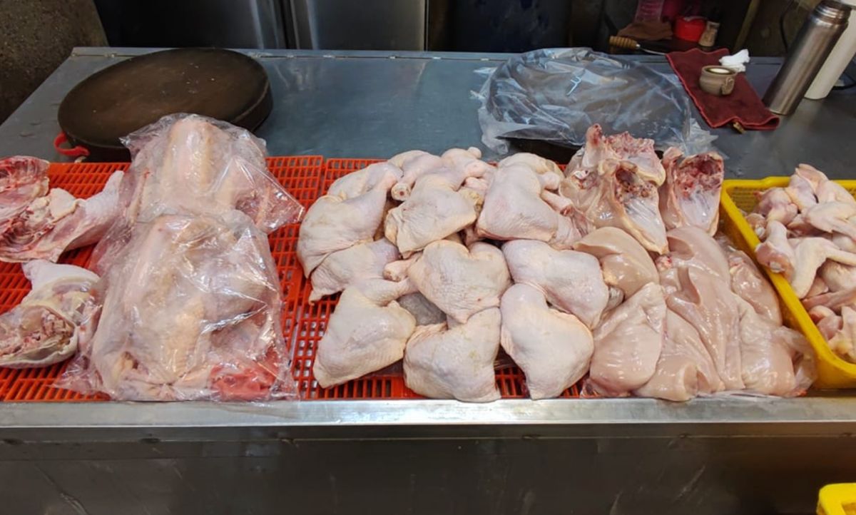 ▲最近雞肉價格持續飆漲，炸物攤不堪成本，雞排甚至漲到一片要價100元！（示意圖/賣菜郎廖炯程授權提供）