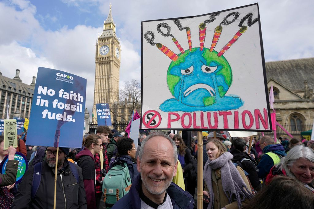 ▲環保團體「反抗滅絕」（Extinction Rebellion）率領的倡議人士齊聚倫敦，配合世界地球日舉行4天遊行。（圖／美聯社／達志影像）