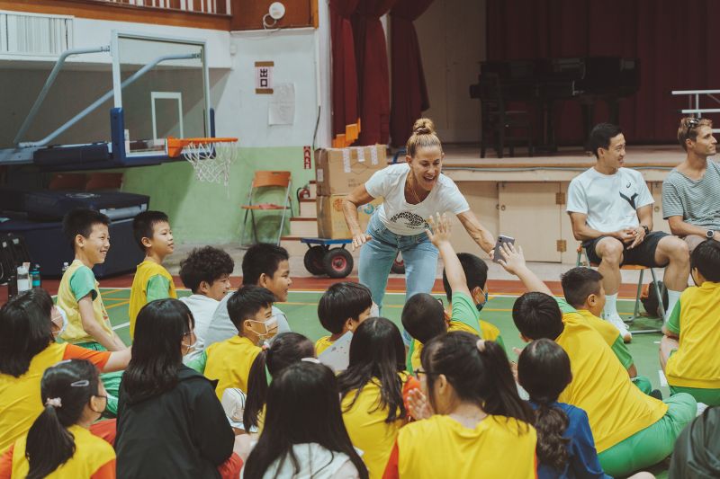 ▲CHALLENGE FAMILY總部代表Belinda（中）與台東國小學童交流_照片提供CHALLENGE TAIWAN。官方提供