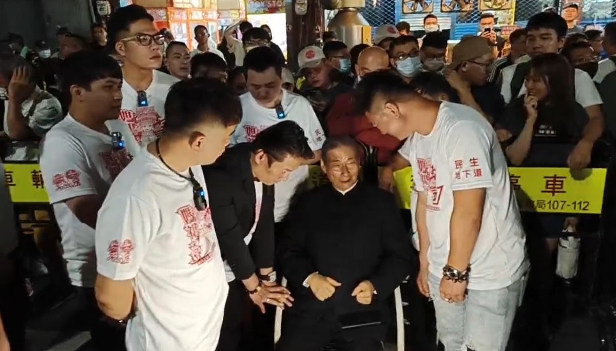 ▲大甲鎮瀾宮媽祖繞境抵達彰化，統促黨總裁張安樂也現身，與顏清標短暫交談後接過扶轎位置，張安樂並表示「非常開心」。（圖／翻攝張安樂粉絲團）  