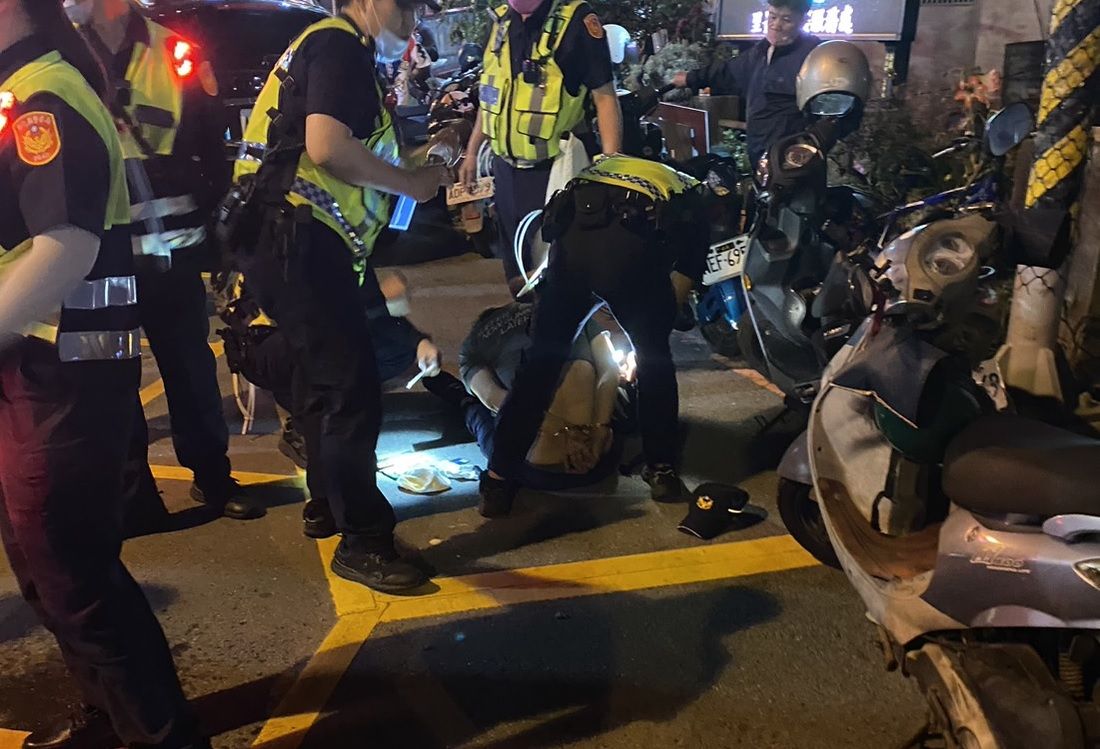 ▲彰化51歲的陳姓男子，酒駕硬闖大甲媽遶境管制路段，員警隨即噴灑辣椒水制止，並依現行犯將其逮捕，訊後依違反公共危險罪送辦。（圖／翻攝古意囝仔看廟會）  